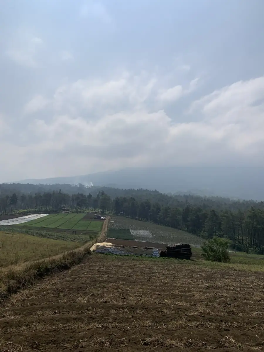 Lahan pertanian dan perbukitan di jalur Bukit Jengkoang