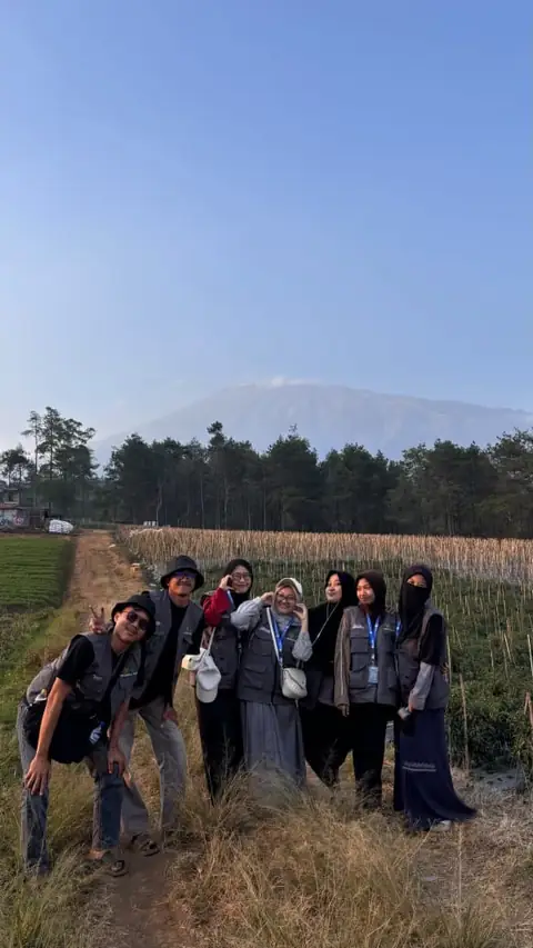 Dokumentasi kunjungan kelompok di jalur pertanian Bukit Jengkoang