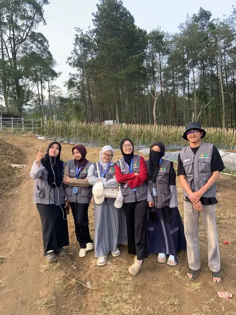 Dokumentasi kelompok di area kebun dan pepohonan Bukit Jengkoang