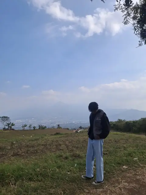 Pengunjung menikmati panorama dari kawasan Bukit Jengkoang