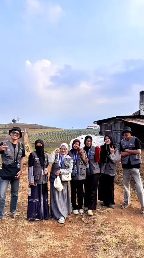 Dokumentasi kegiatan kelompok di kawasan pertanian Bukit Jengkoang